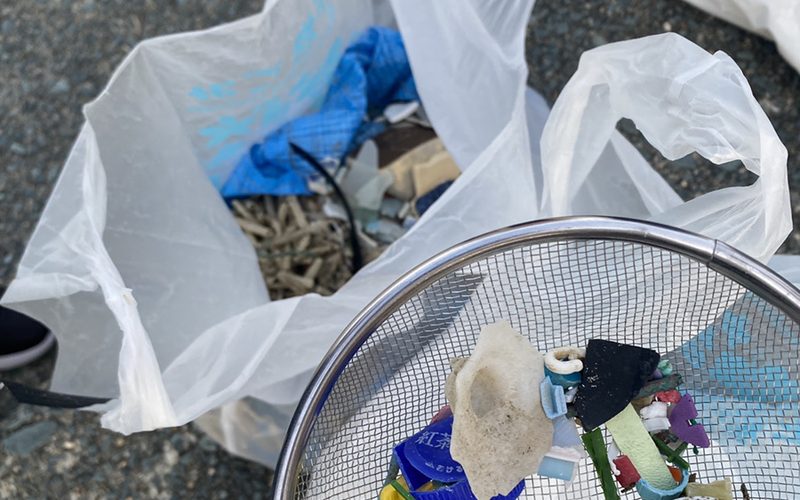 福岡・今宿の砂浜で回収したマイクロプラスチック