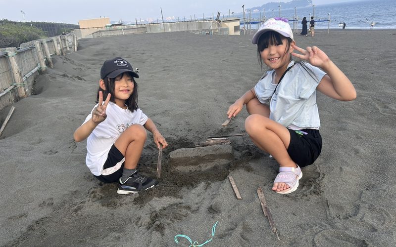 湘南の砂浜でビーチクリーンに参加する子どもたち