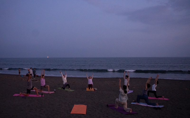 夕暮れの辻堂海岸で行ったサンセットヨガの様子