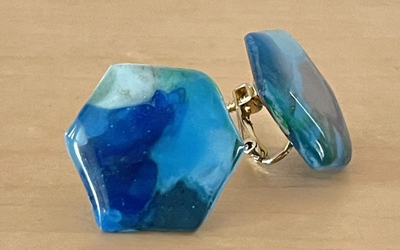 拾ったマイクロプラスチックから生まれた、海のようなブルーのイヤリング